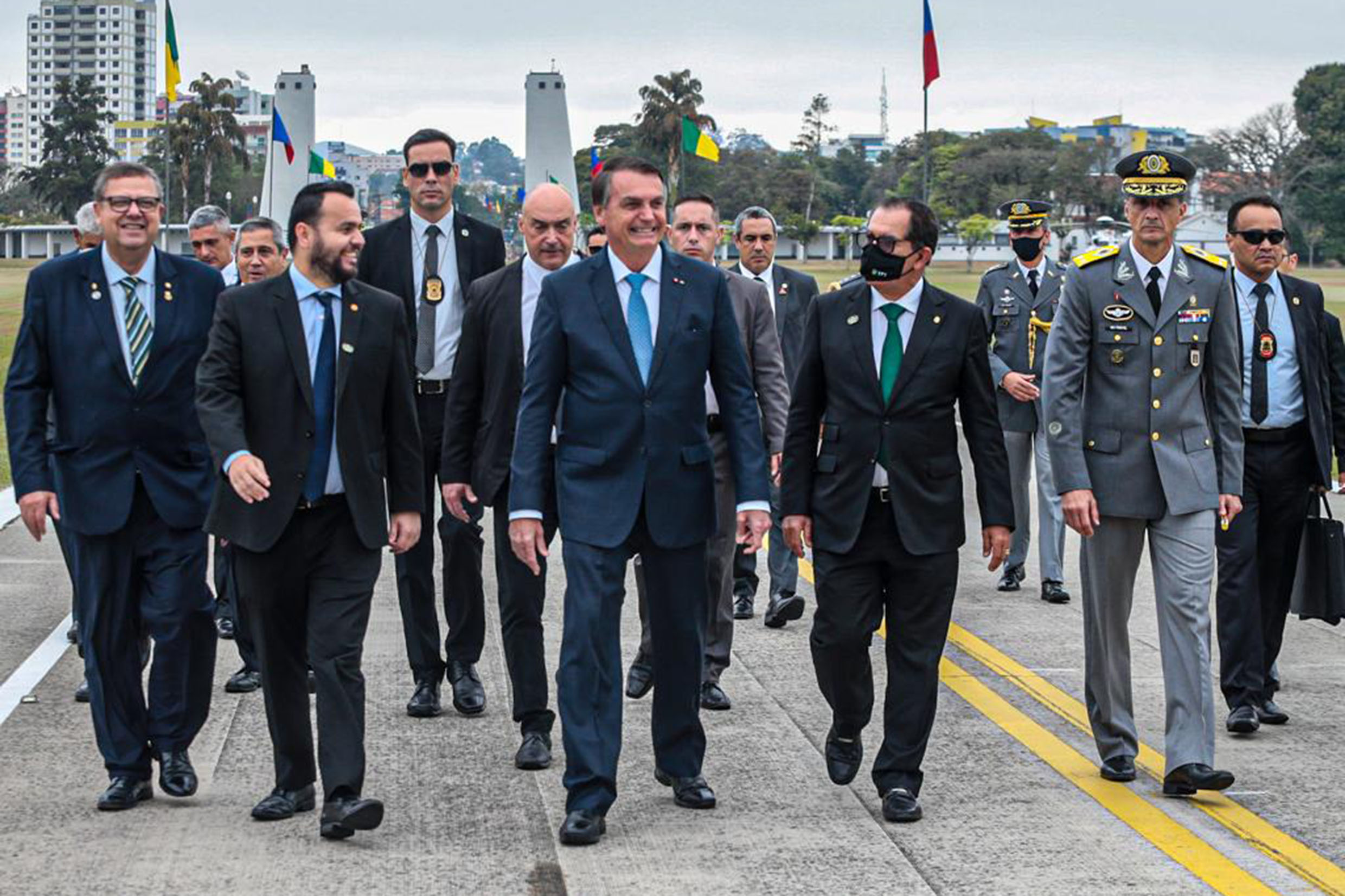 Exército brasileiro aguarda ordem presidencial para fechamento da