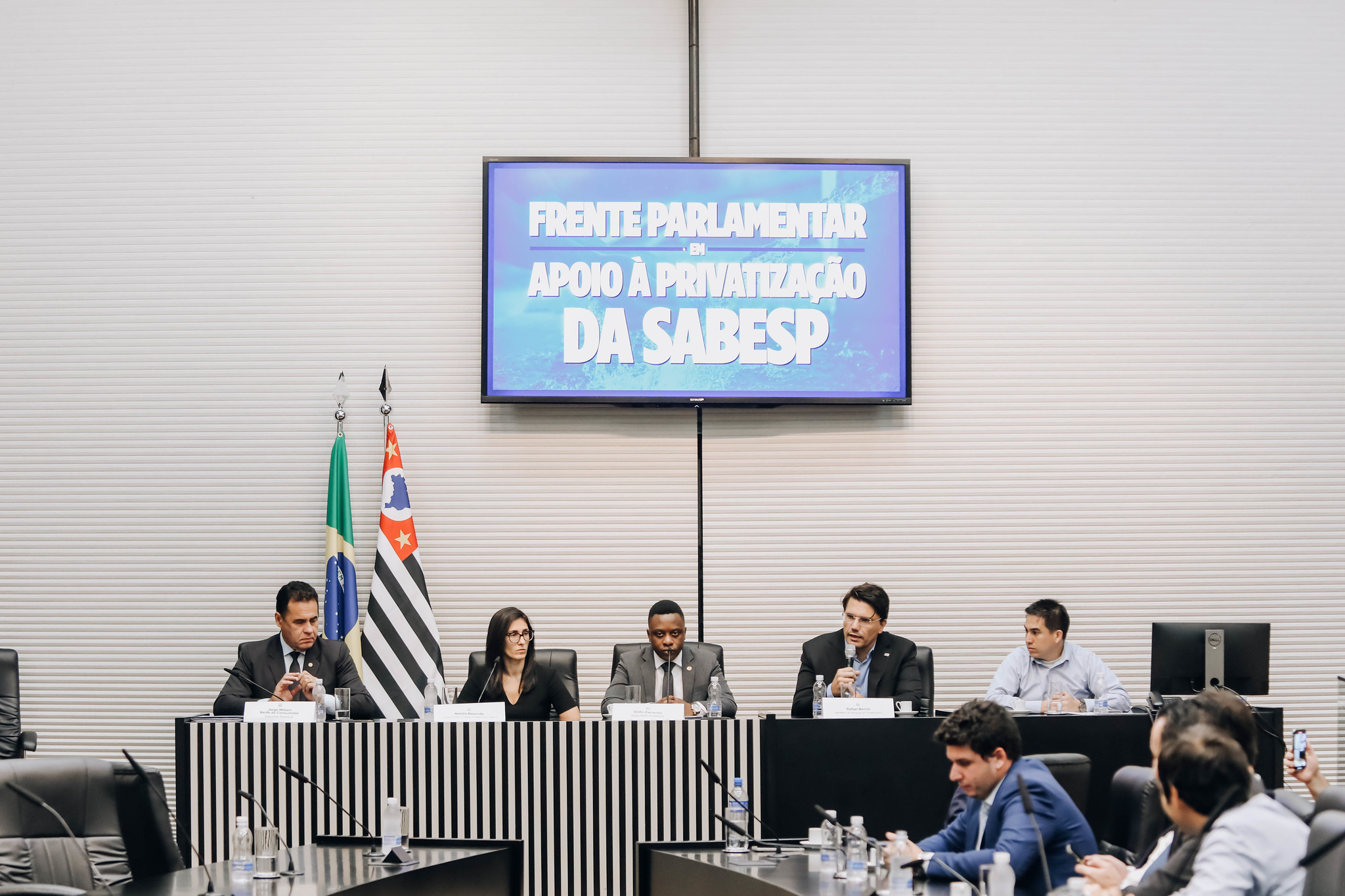 Privatização da Sabesp: sessão na Alesp tem empurrões e debate: mortadela  ou peito de peru?, Política